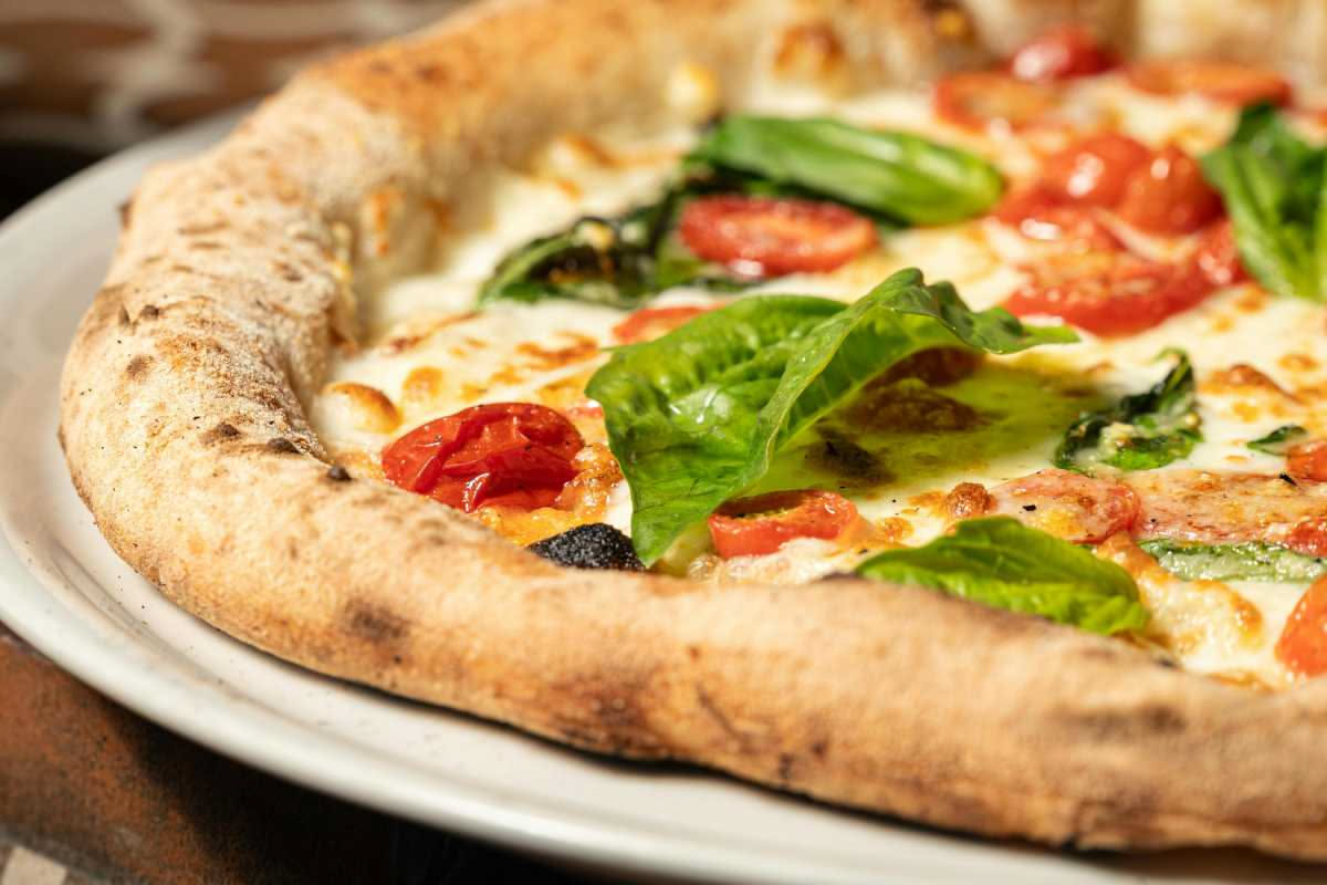 A Napoli per la pizza si usa il pelato e non la passata: la ragione tecnica
