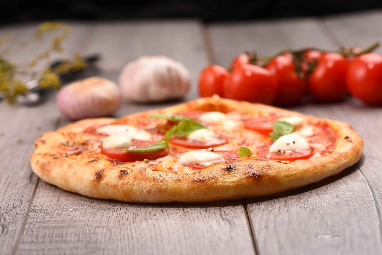Aglio, origano e olio sulla pizza: il condimento di chi non poteva permettersi altro