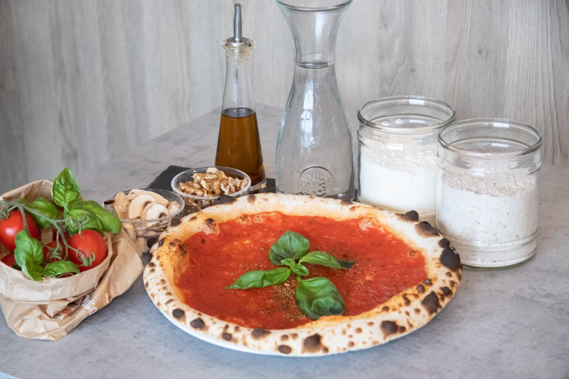 Che pomodoro vuole la pizza napoletana e come si condisce