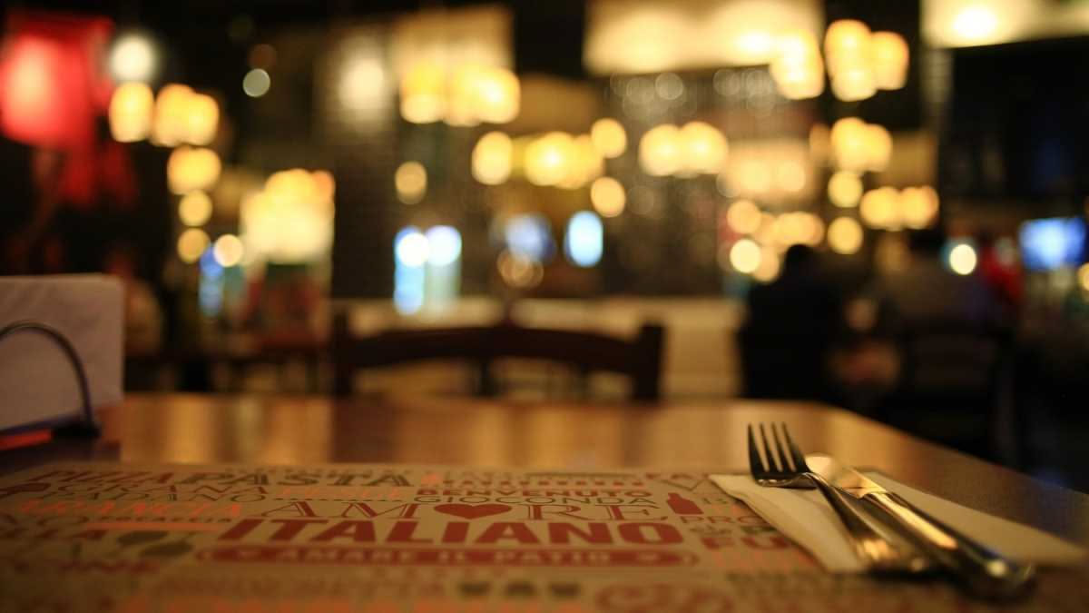 Chi fa cosa dietro il banco di una pizzeria: i ruoli spiegati