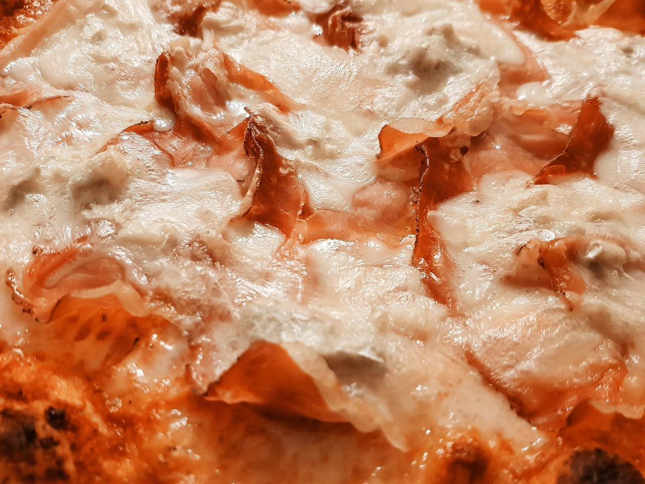 Come è nata la pizza romana sottile e croccante