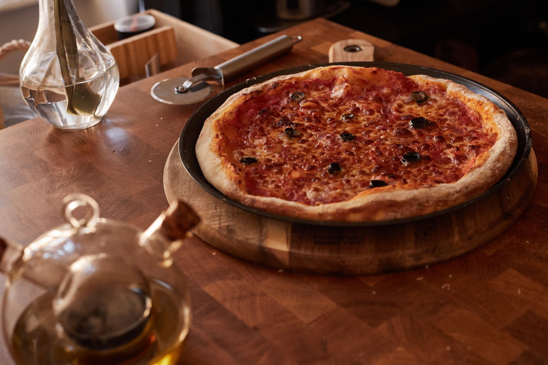 Come si stende la pizza in teglia senza che torni indietro