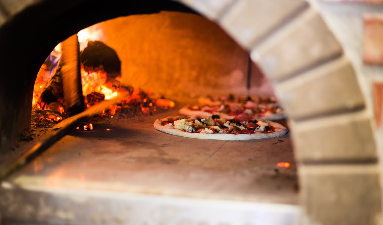 Forno a legna, a gas o elettrico per la pizza: le differenze che contano