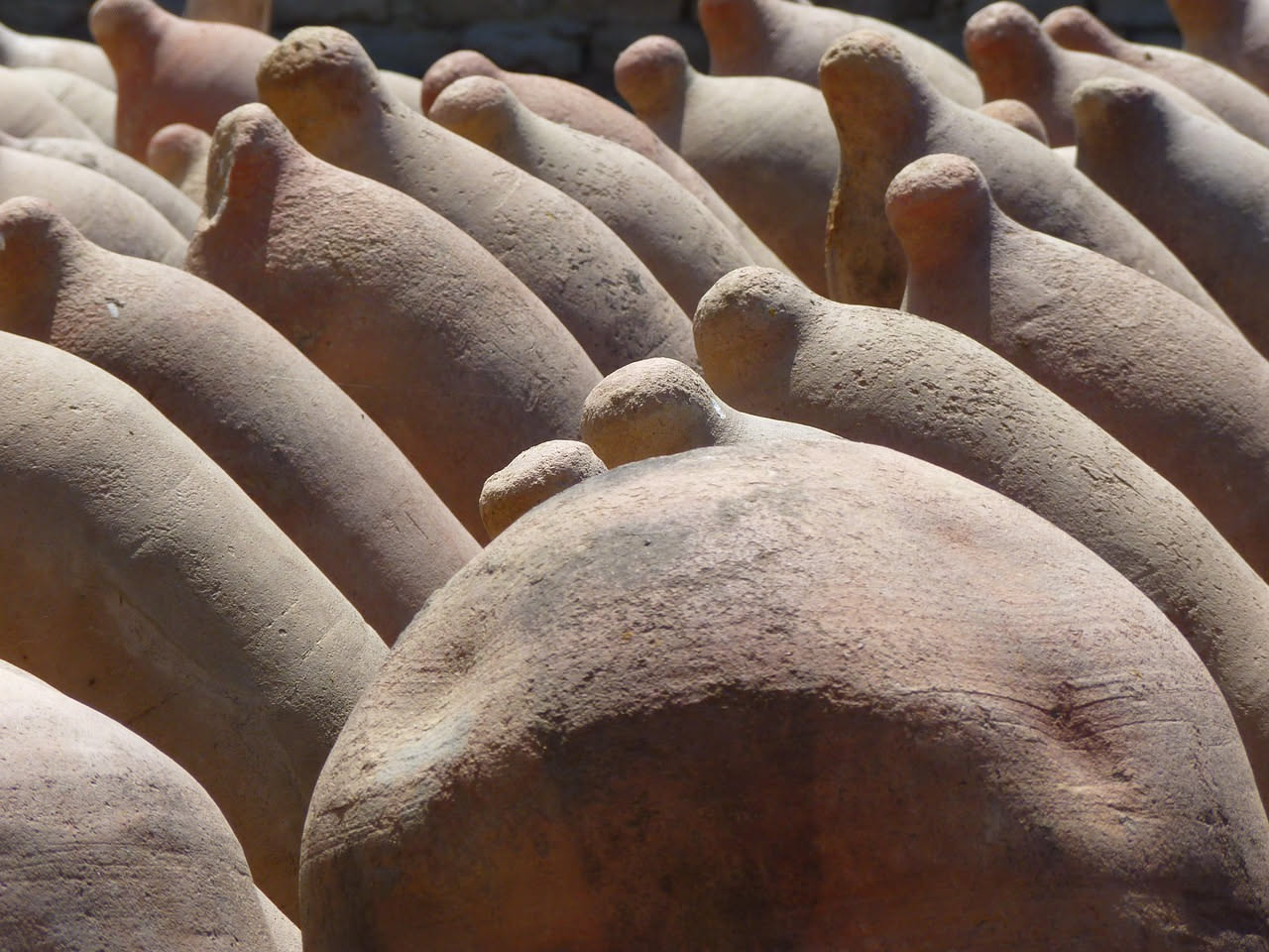 Il testo di terracotta: l'attrezzo che ha preceduto la teglia della pizza