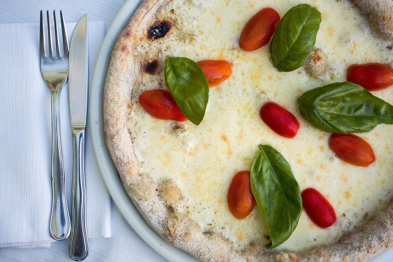 La mozzarella ti allaga la pizza: perché succede e come si evita