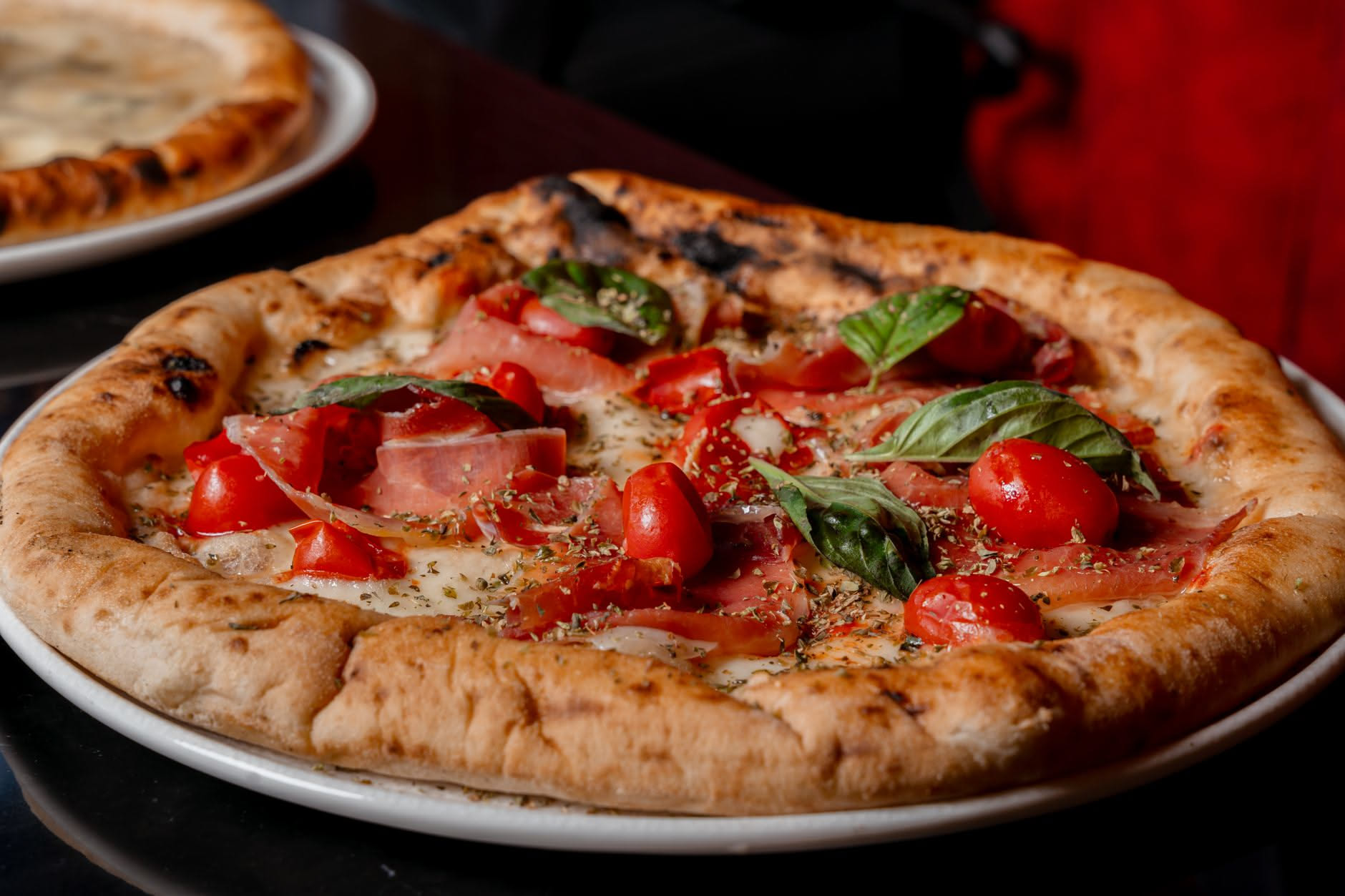 La pizza romana in casa: sottile, croccante e senza cedimenti
