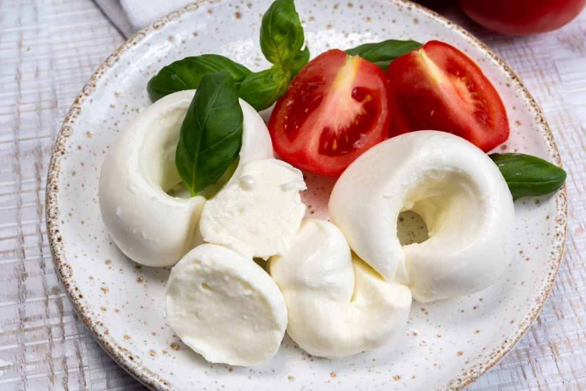 Mozzarella da latte fresco o da cagliata congelata: la differenza che nessuno dichiara