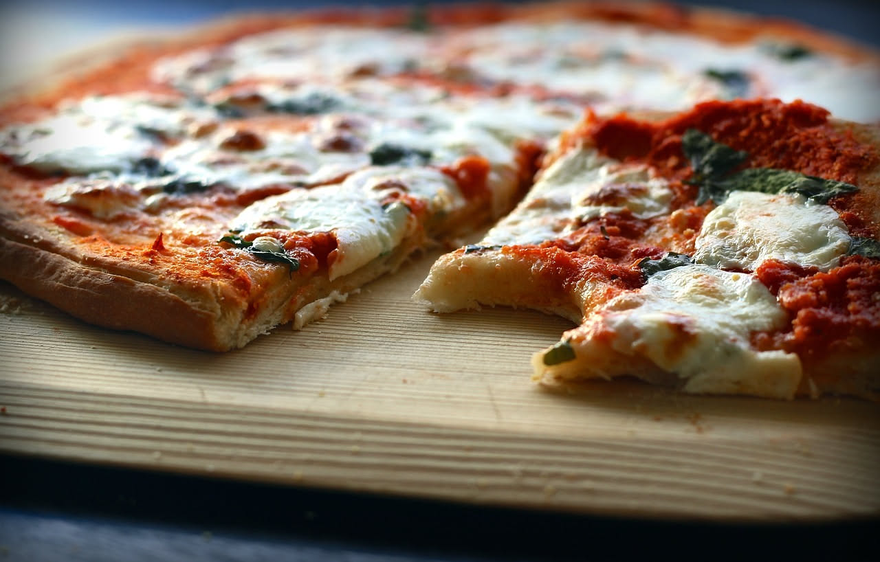 Perché la pizza romana si stende col mattarello e non a mano