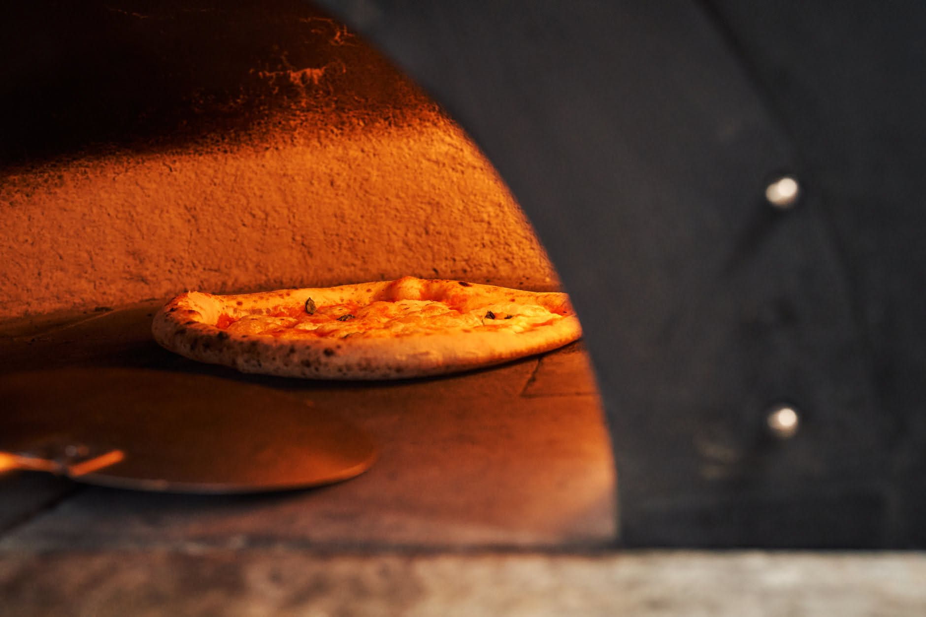 Pietra refrattaria, acciaio o teglia rovesciata: cosa funziona nel forno domestico