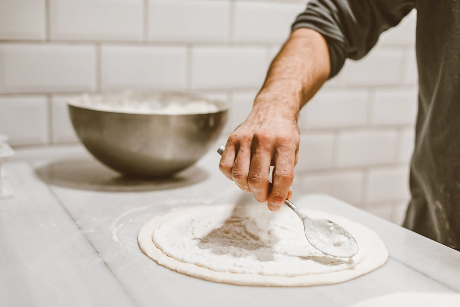 Quanto tempo serve davvero per fare la pizza in casa: la tabella oraria
