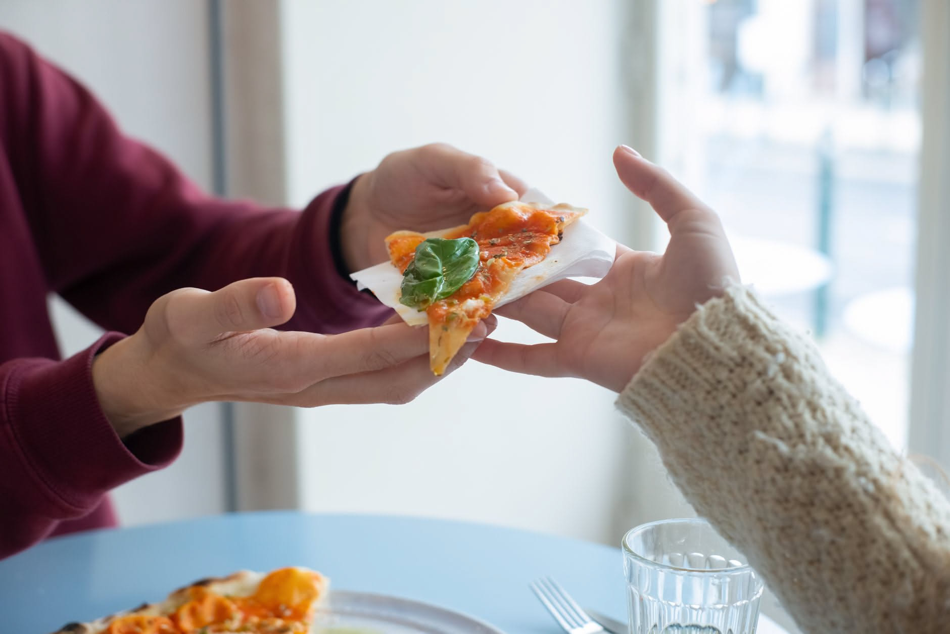 Riscaldare la pizza avanzata senza rovinarla