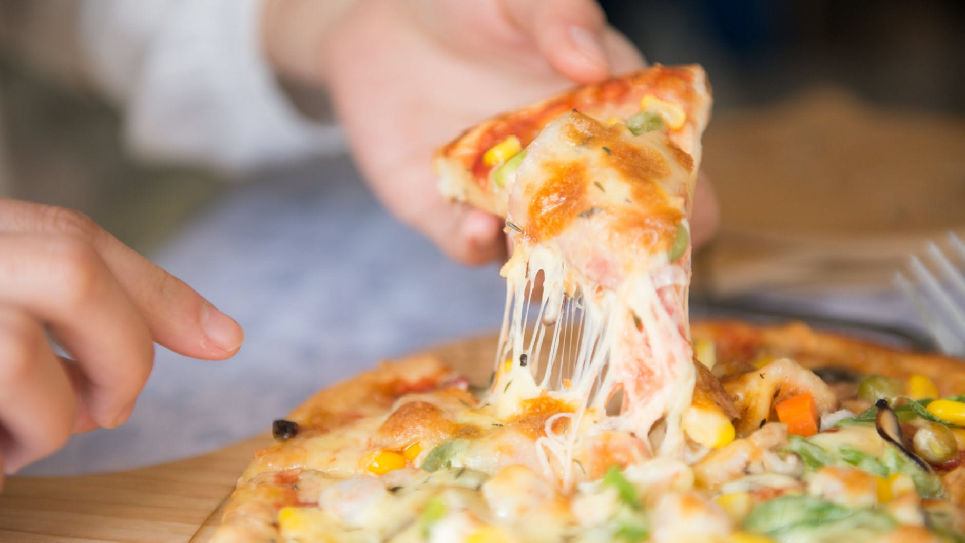 Riscaldare la pizza in padella: il metodo che salva il fondo