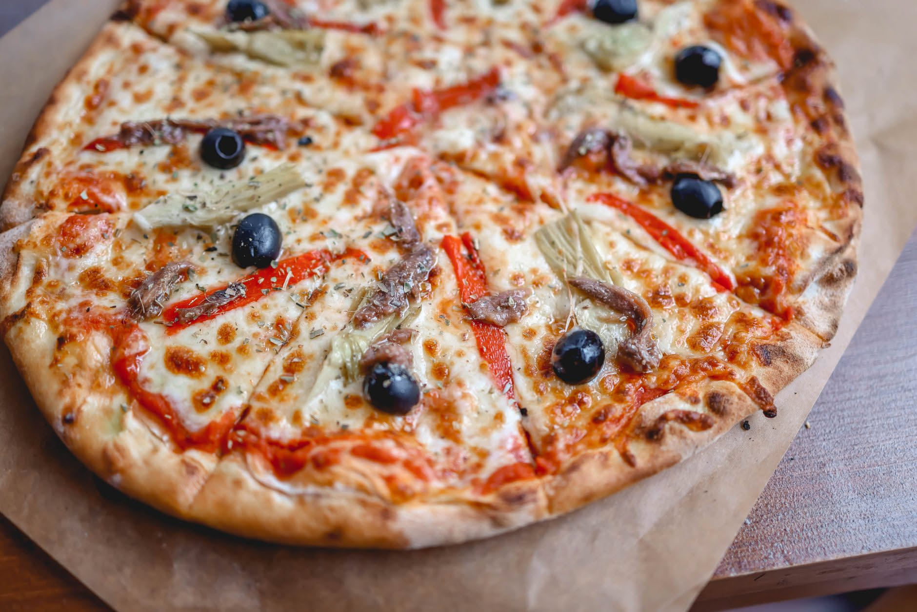 La pizza siciliana in casa: la ricetta con tuma e acciughe