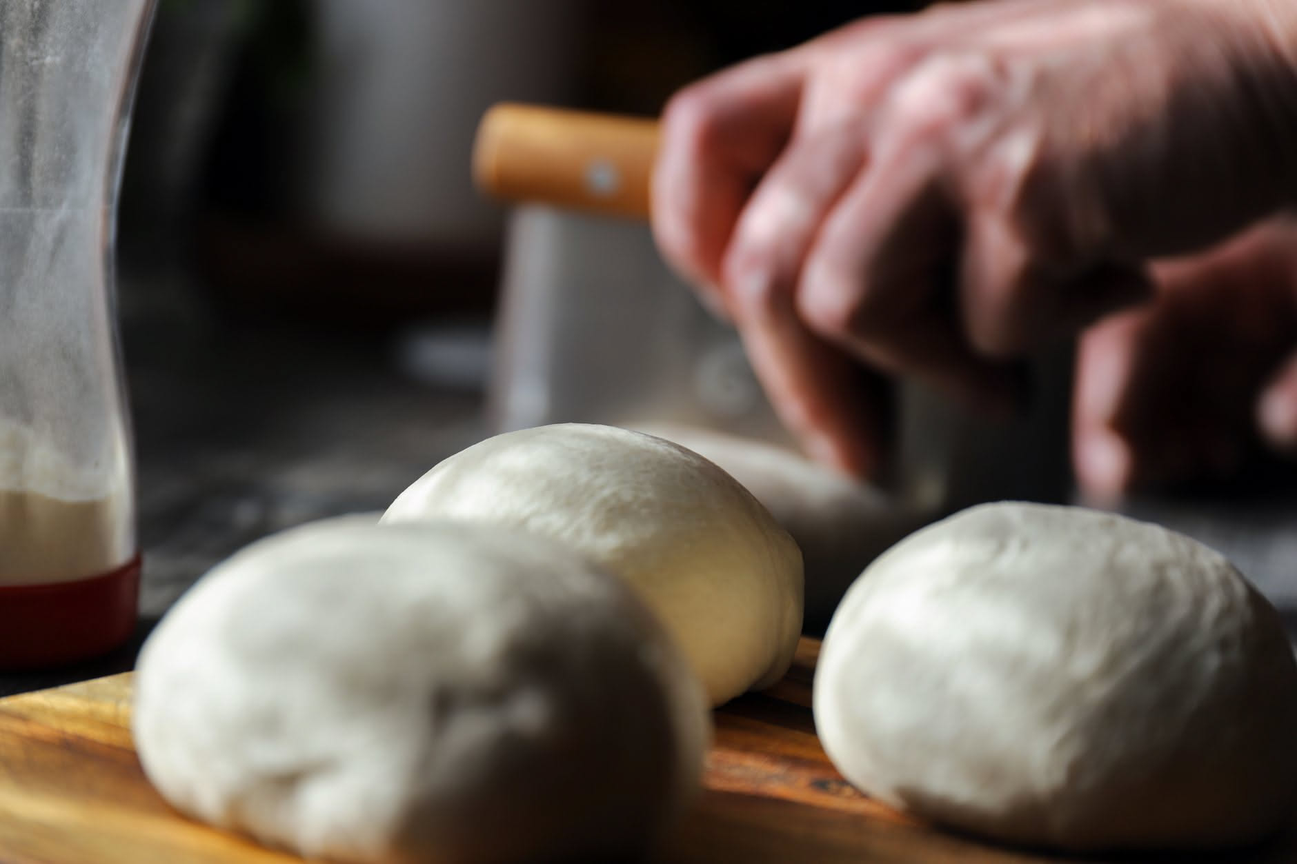Pizza napoletana fatta in casa: la ricetta e cosa cambia dal forno a legna