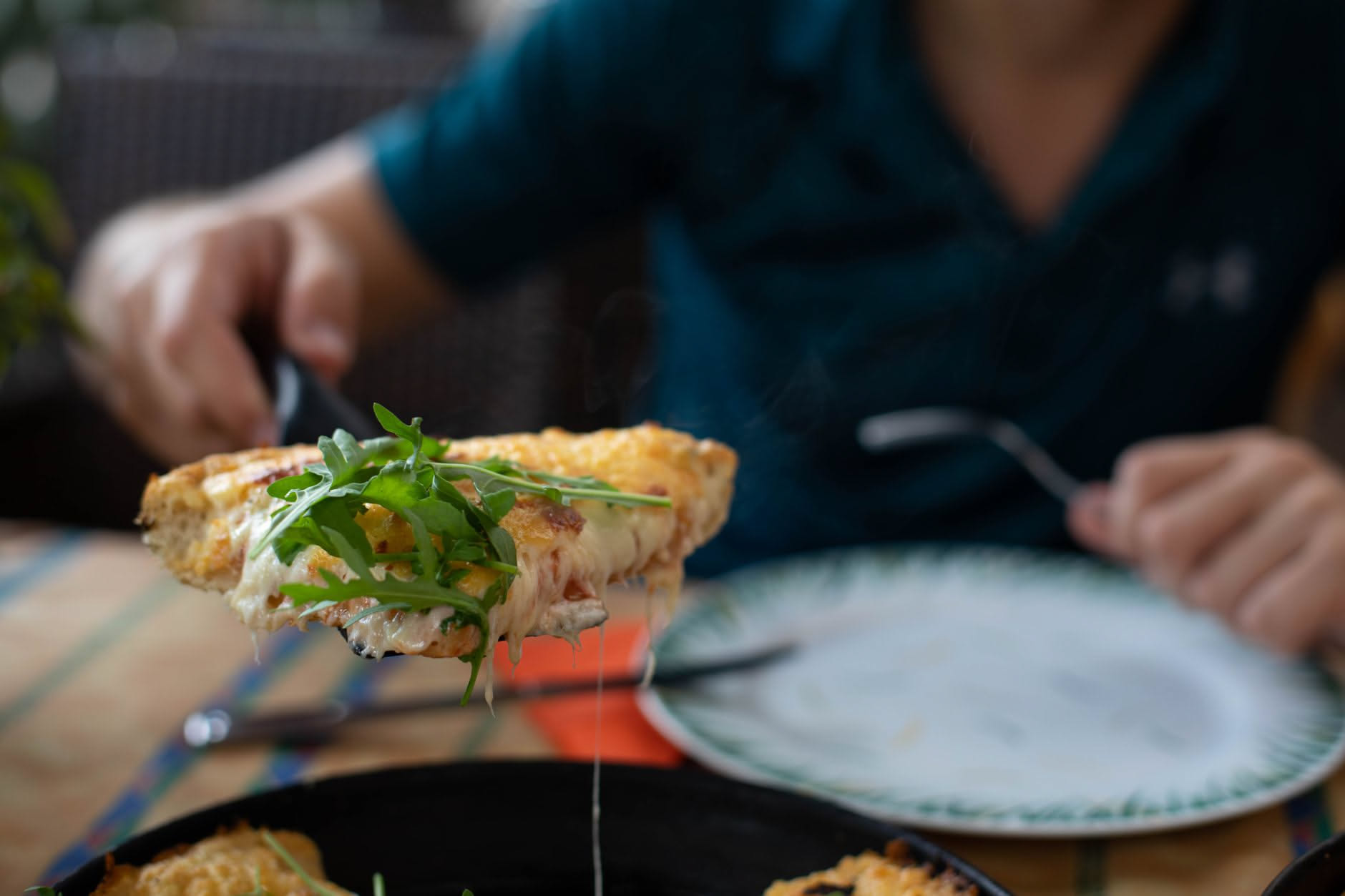 Pizza in padella: la ricetta per chi non vuole accendere il forno