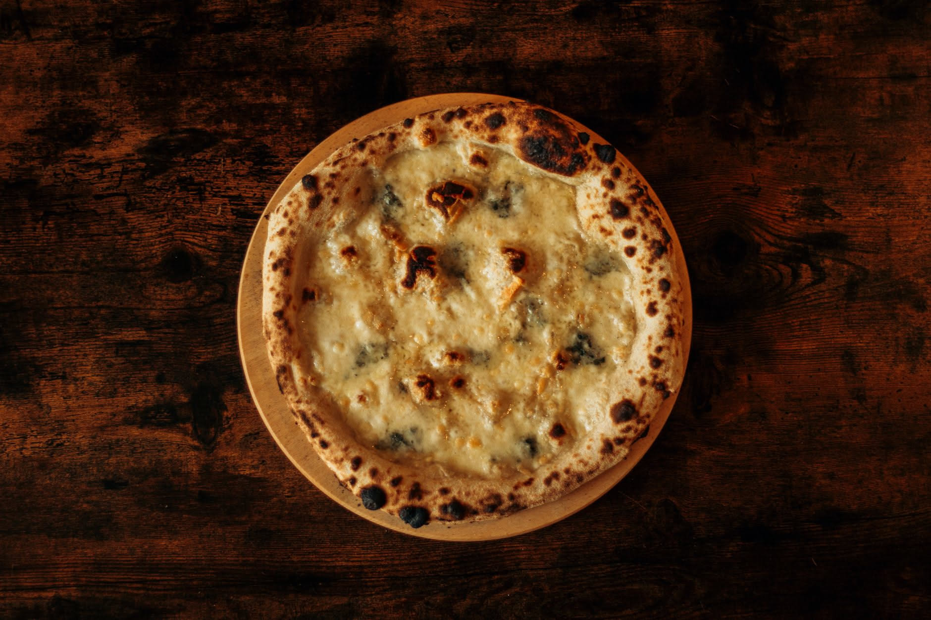 La pizza quattro formaggi: la ricetta e quali formaggi funzionano