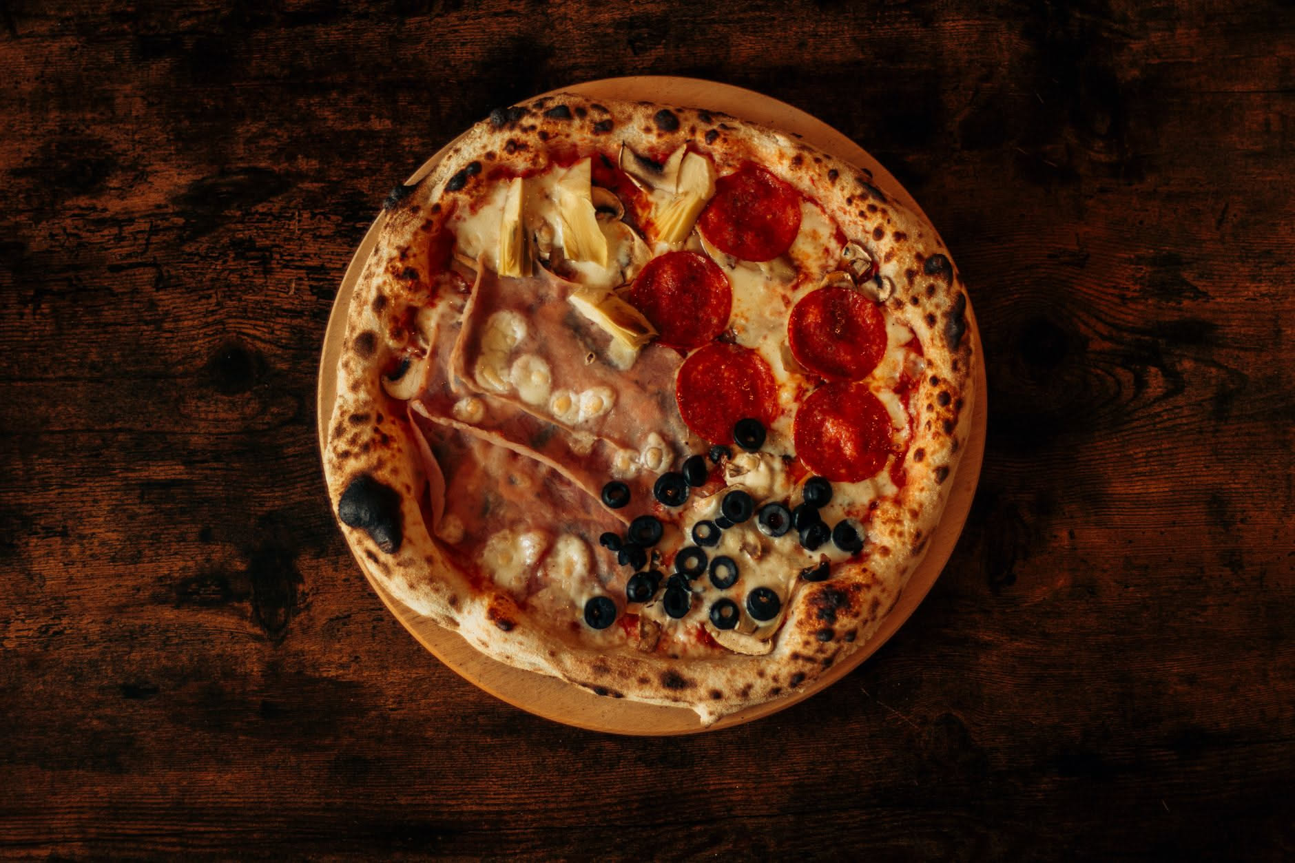 La pizza quattro stagioni: la ricetta e i quattro spicchi