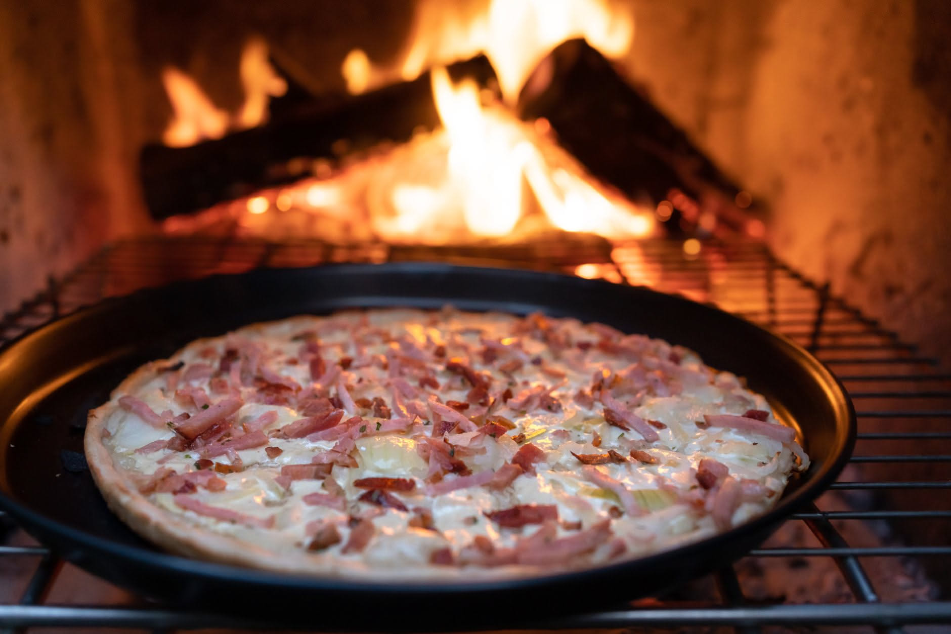 La pizza con patate e rosmarino: la ricetta per non farle restare crude