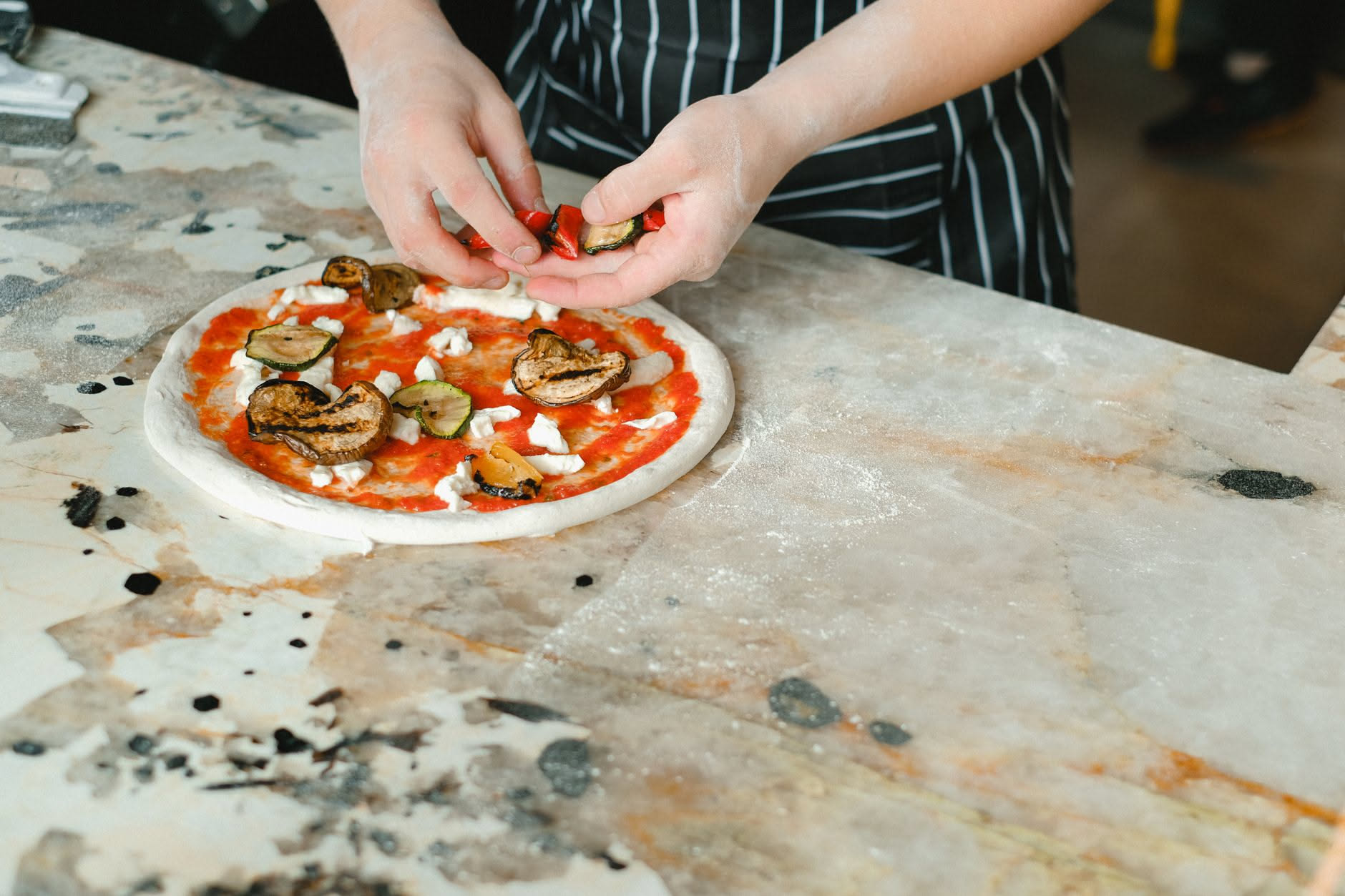 La pizza con i fiori di zucca: la ricetta e quando aggiungerli