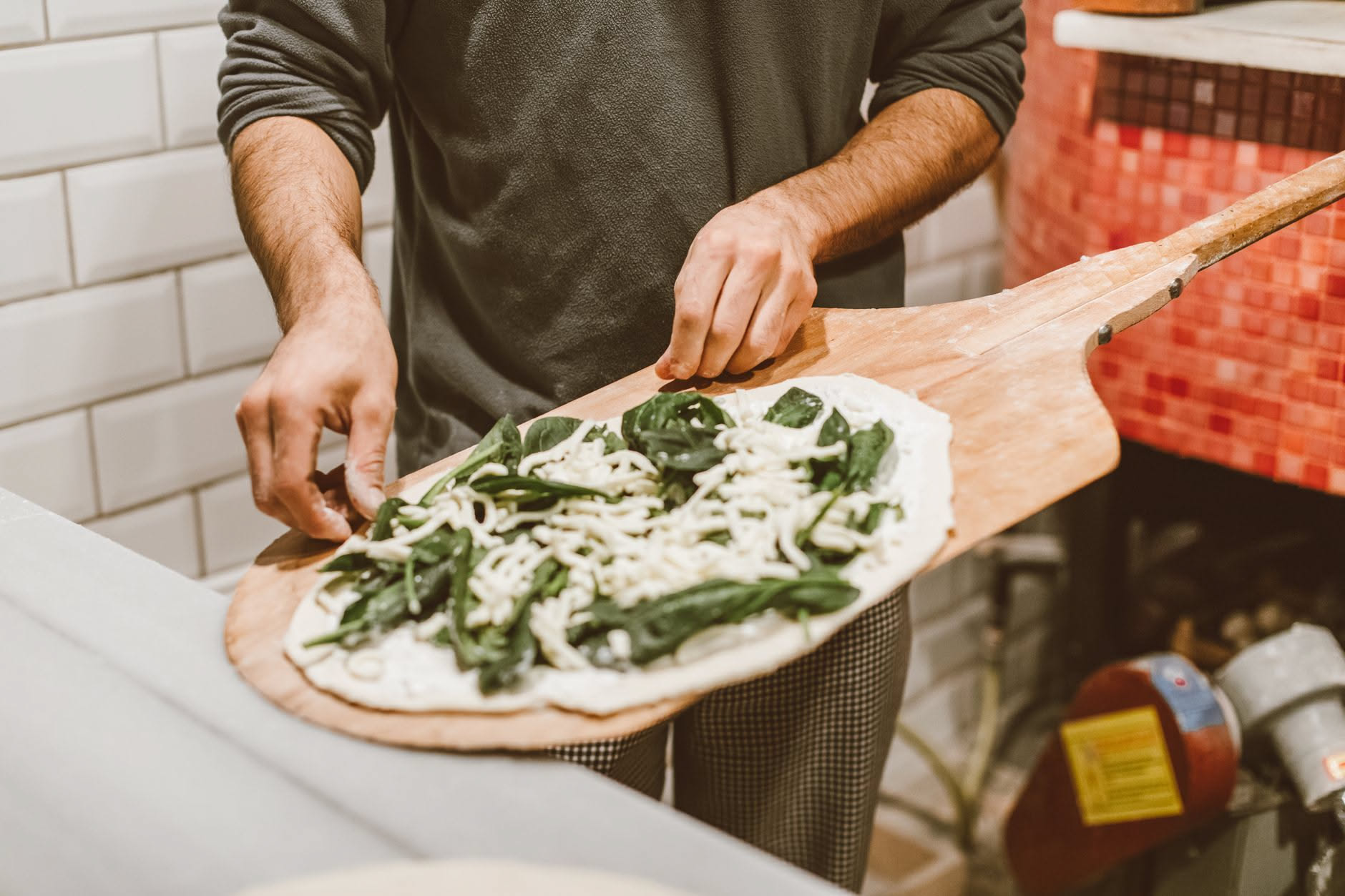 La pizza alla pala: la ricetta e come si stende lunga