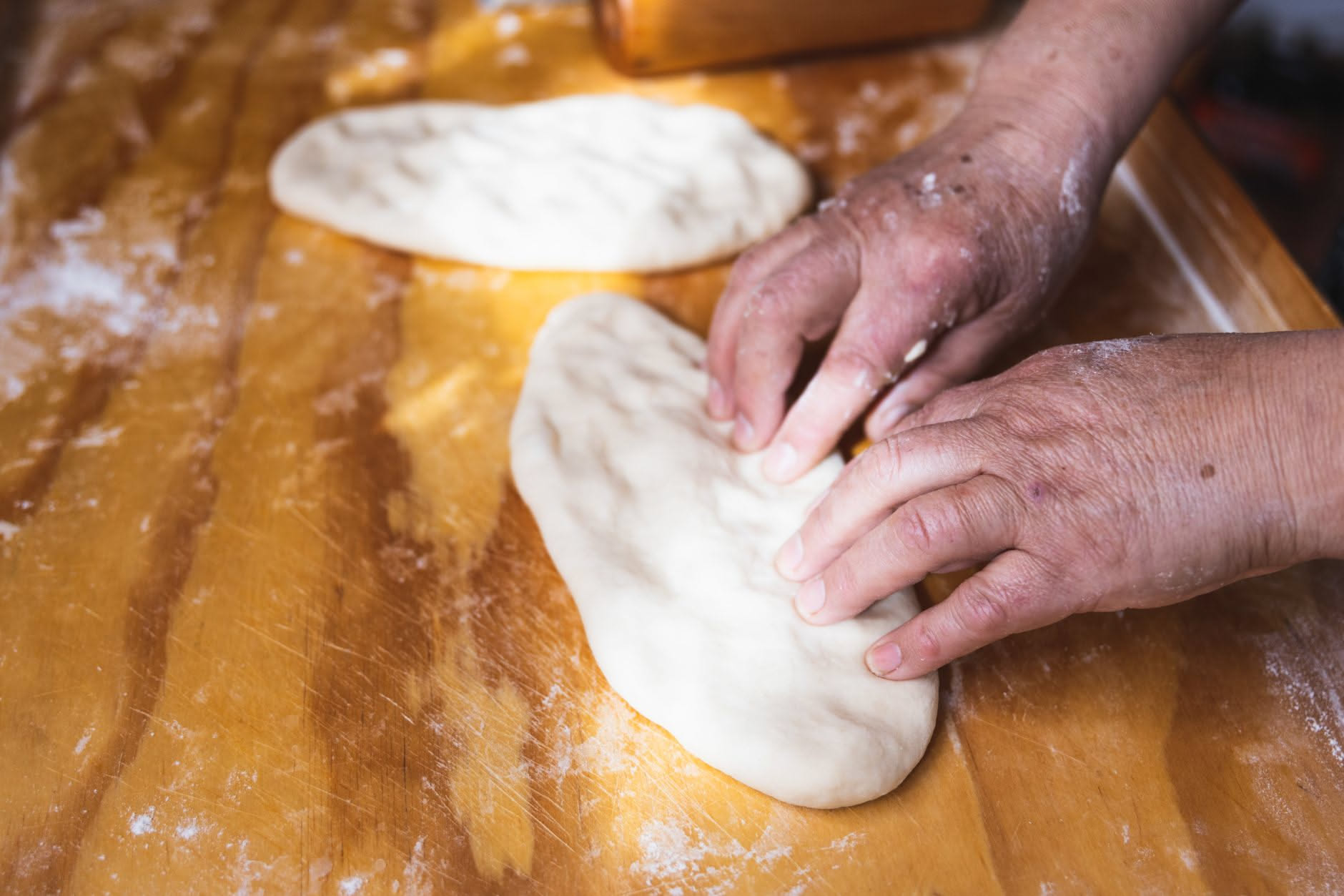 La pinsa romana: la ricetta e perché non è una pizza antica
