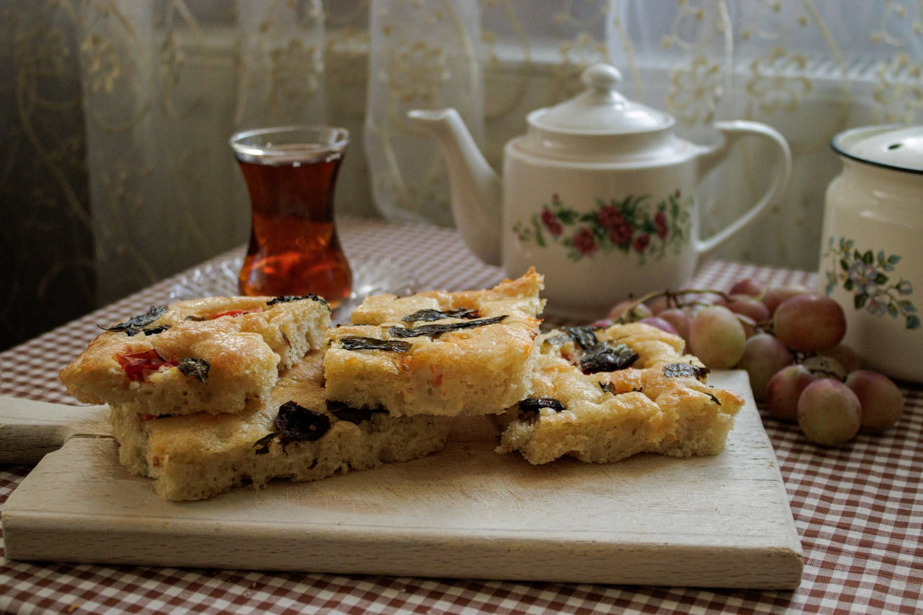 La focaccia barese: la ricetta con le patate nell'impasto
