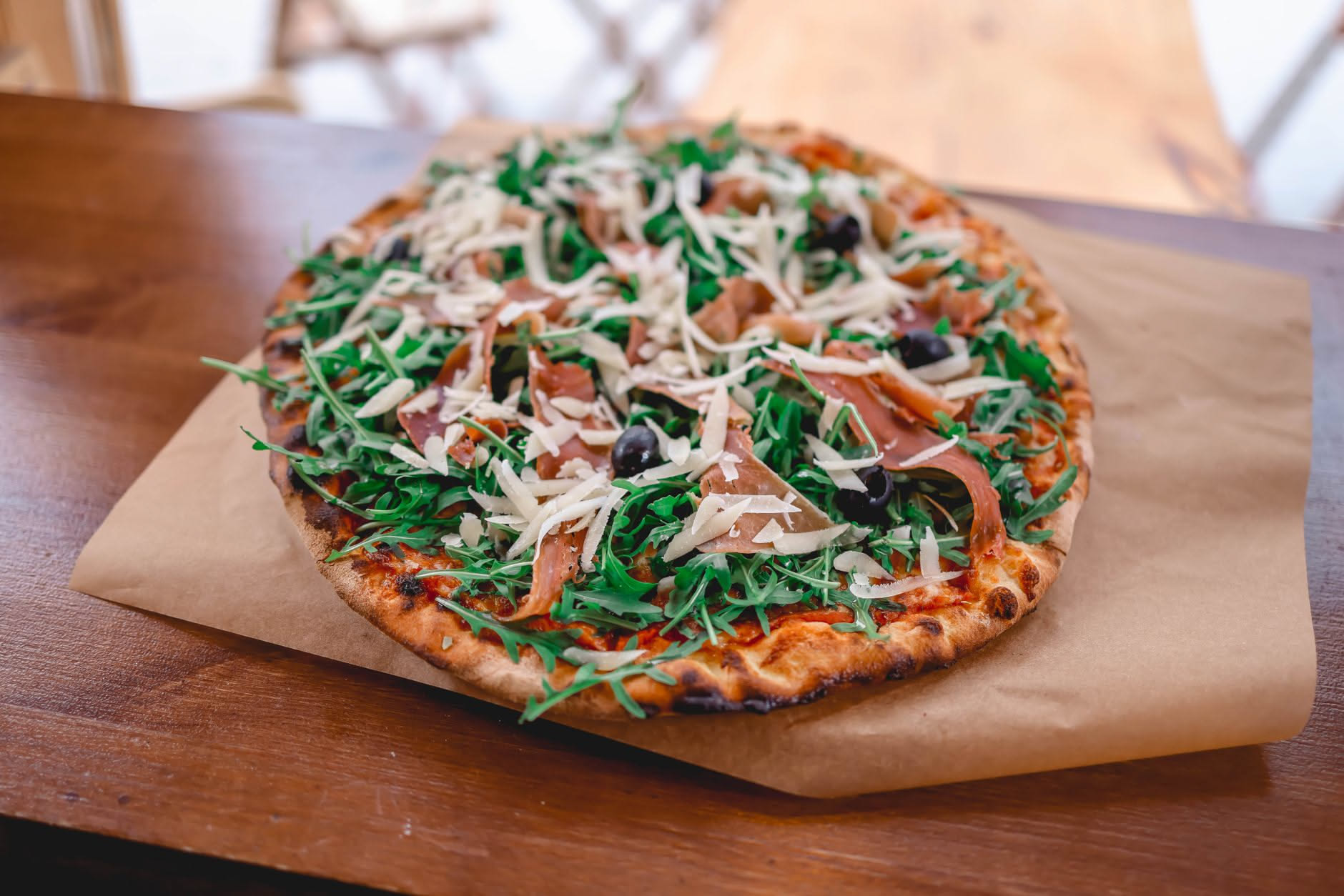 La pizza crudo e rucola: la ricetta e perché si aggiungono dopo