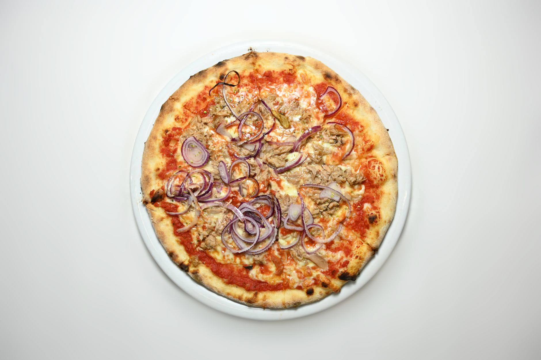 La pizza tonno e cipolla: la ricetta e come togliere il forte alla cipolla