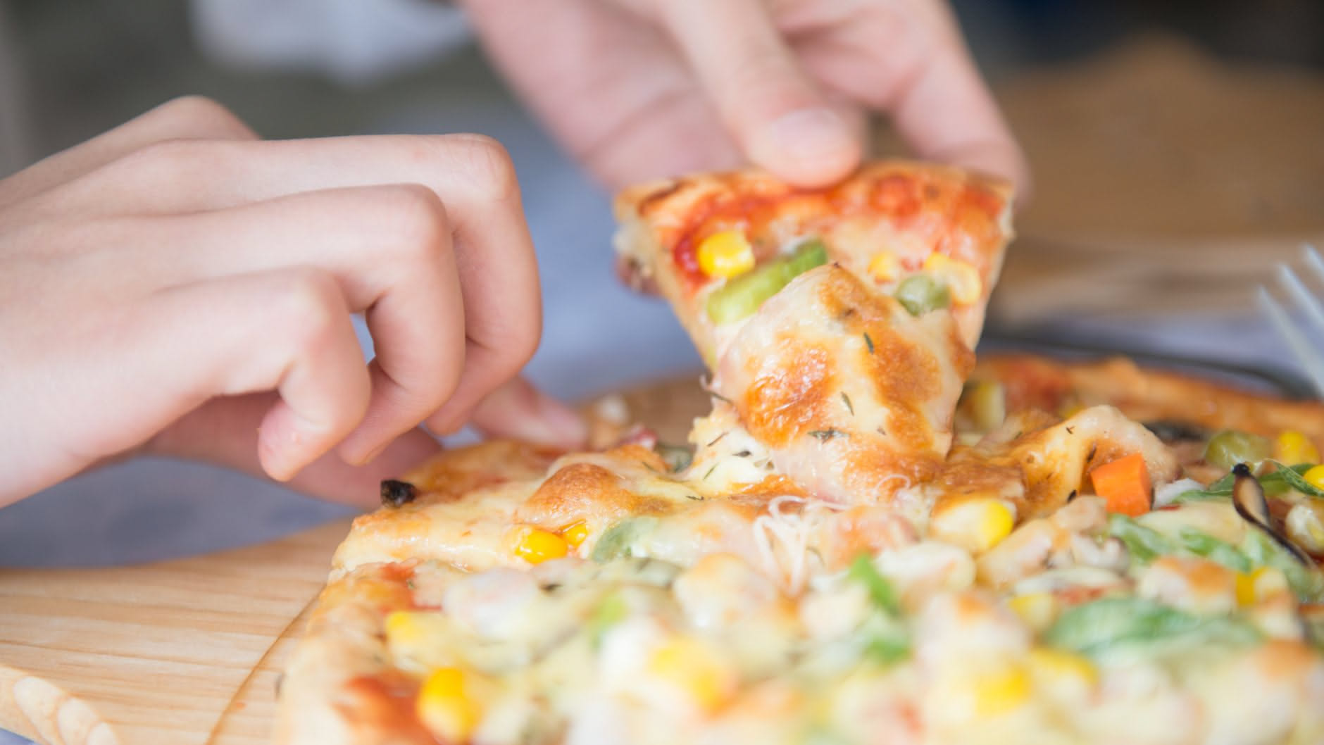 La pizza ai frutti di mare: la ricetta e come si evita che diventino gommosi