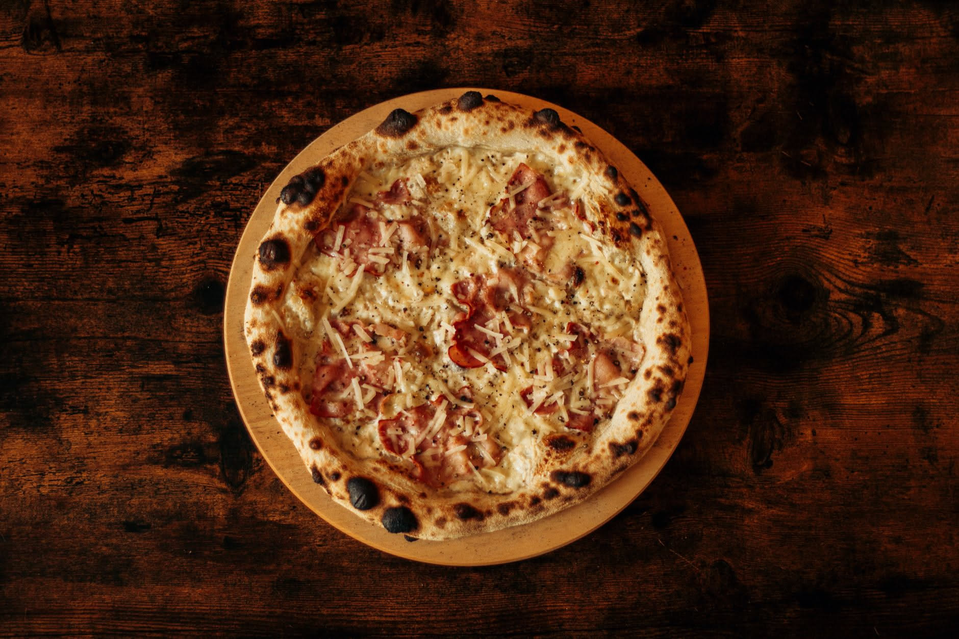 La pizza con speck e brie: la ricetta e quali formaggi molli reggono il forno