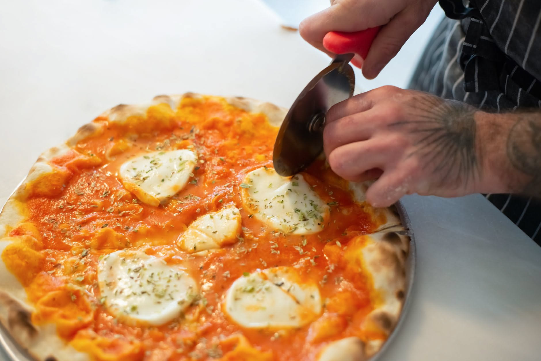 La pizza a ruota di carro: la ricetta della tonda che esce dal piatto