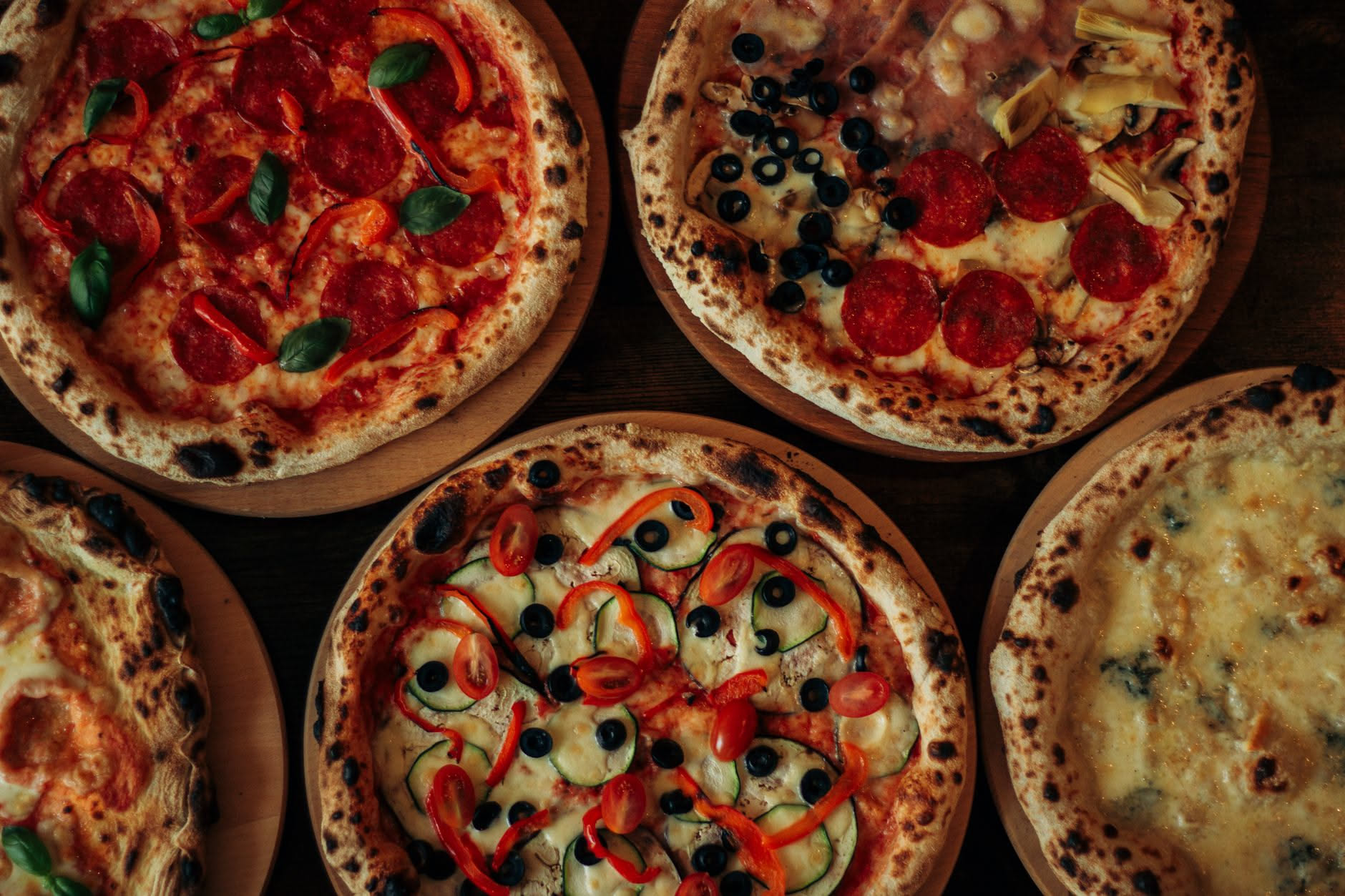 Perché la pizza in casa non viene come in pizzeria: le cinque differenze vere