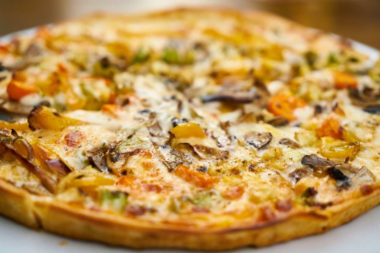 Pizza con funghi e peperoni